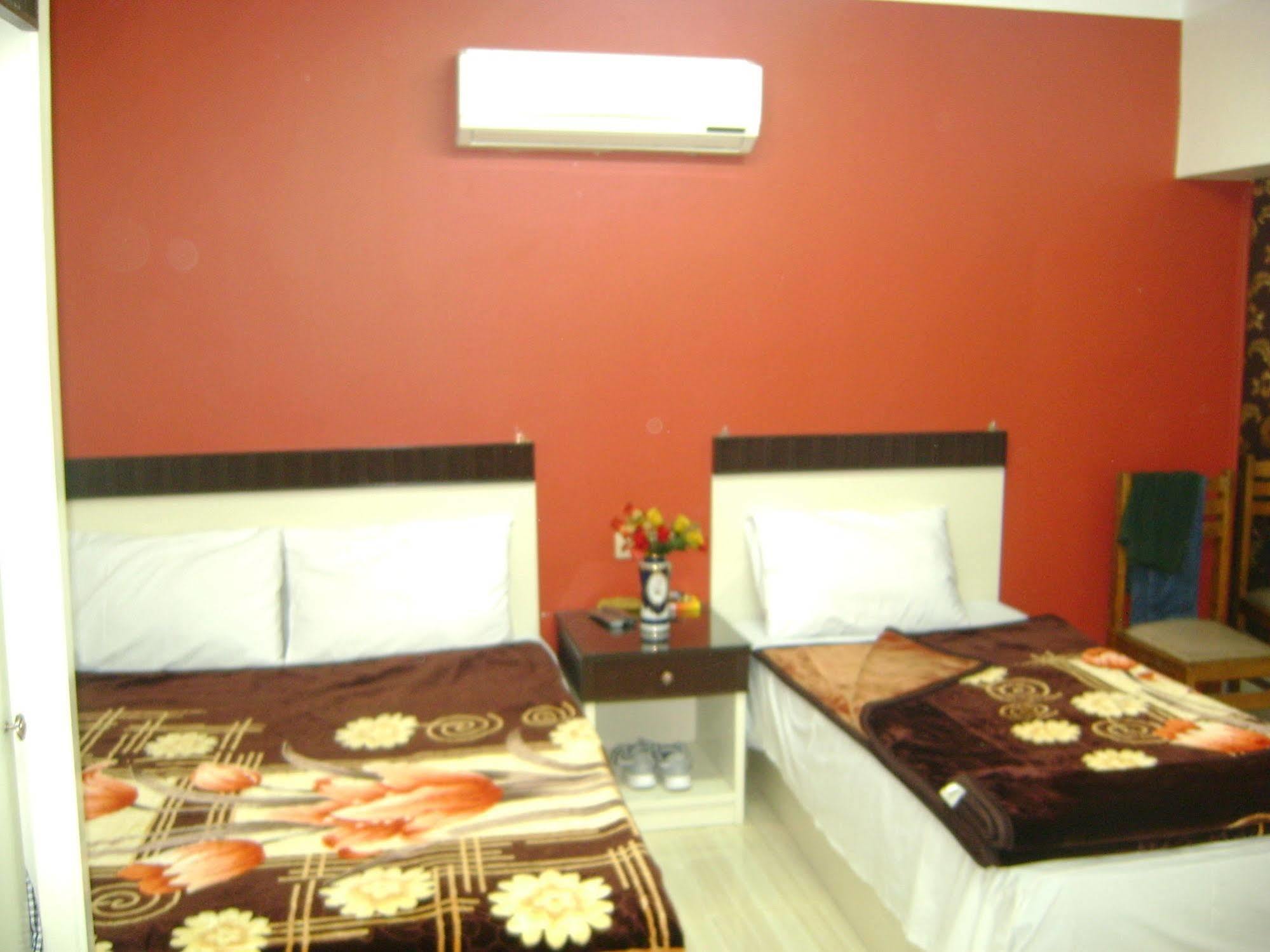 Isis 2 Hostel *