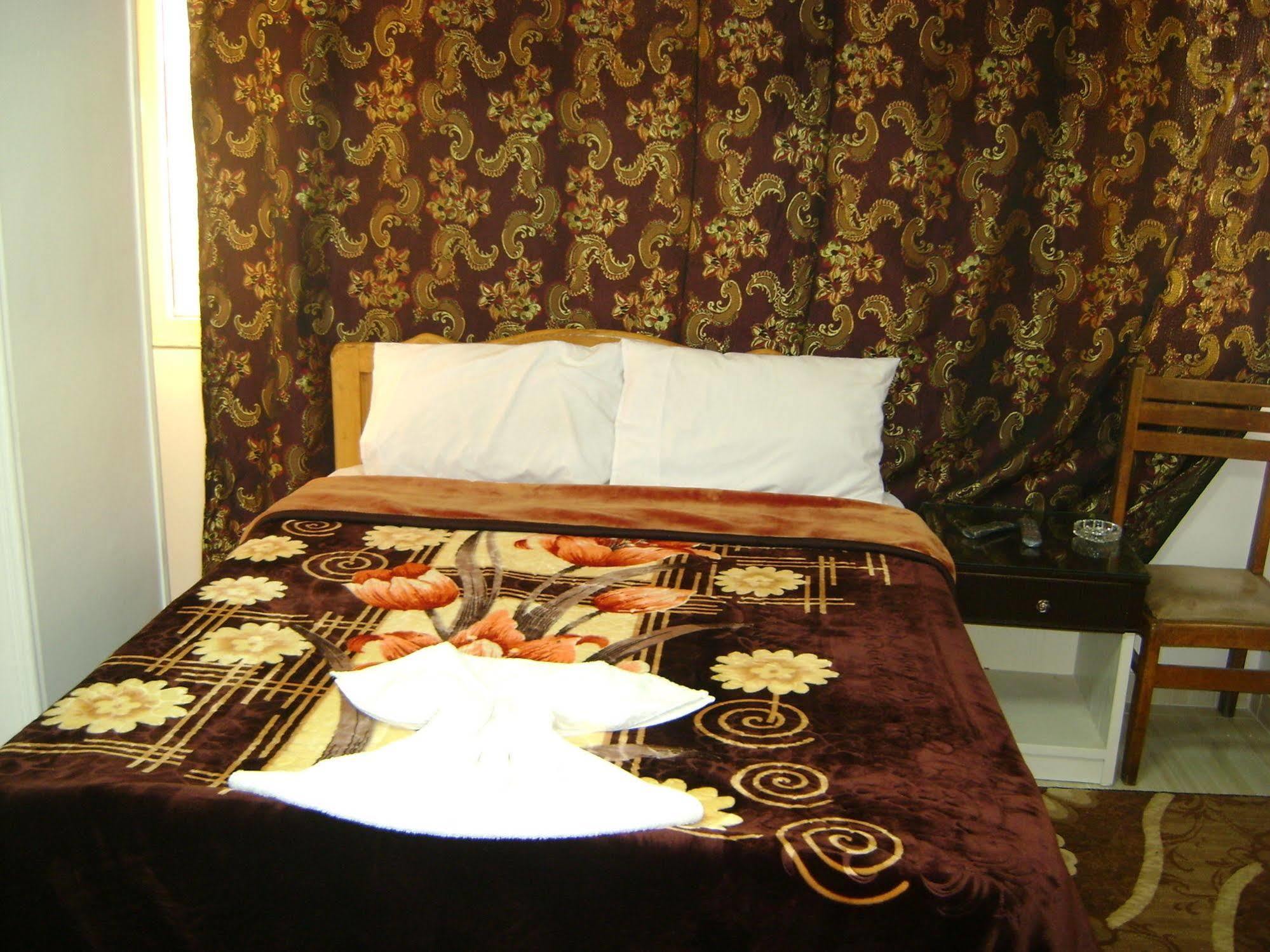 Isis 2 Hostel *